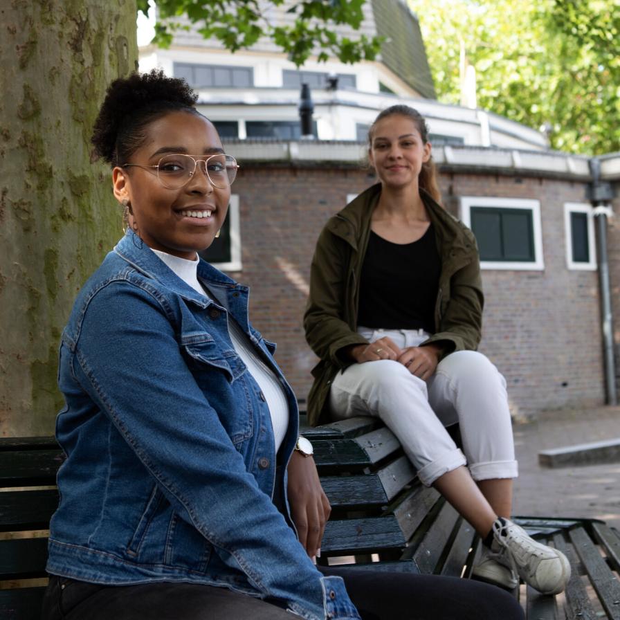 studenten-voltijd-amstelcampus-hva-bankje-2020.jpeg