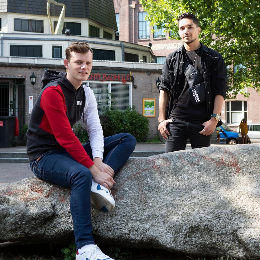 studenten-voltijd-buiten-amstelcampus-hva-2-2020.jpeg