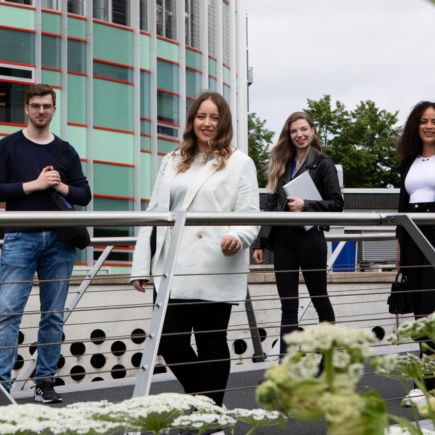 studenten-voltijd-buiten-businesscampus-hva-1-2021.jpeg