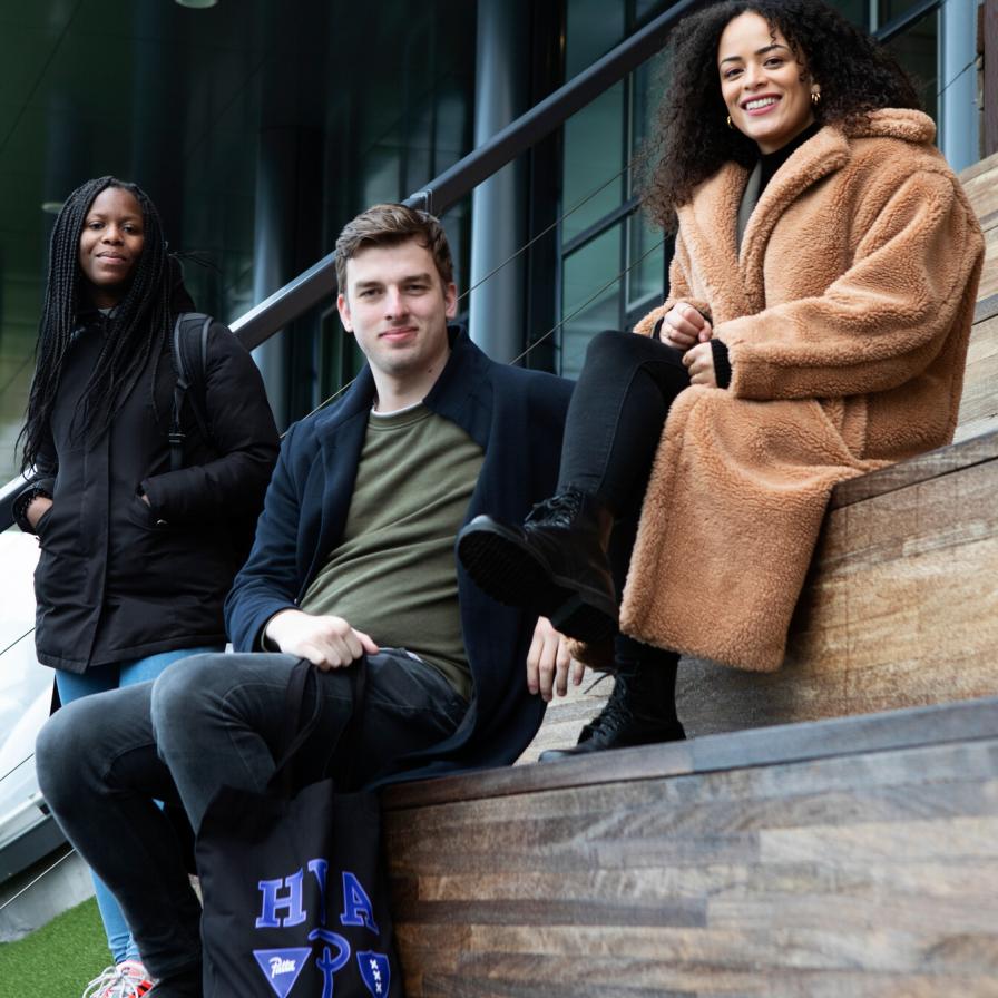 studenten-voltijd-buiten-tribune-sportcampus-hva-2020.jpeg