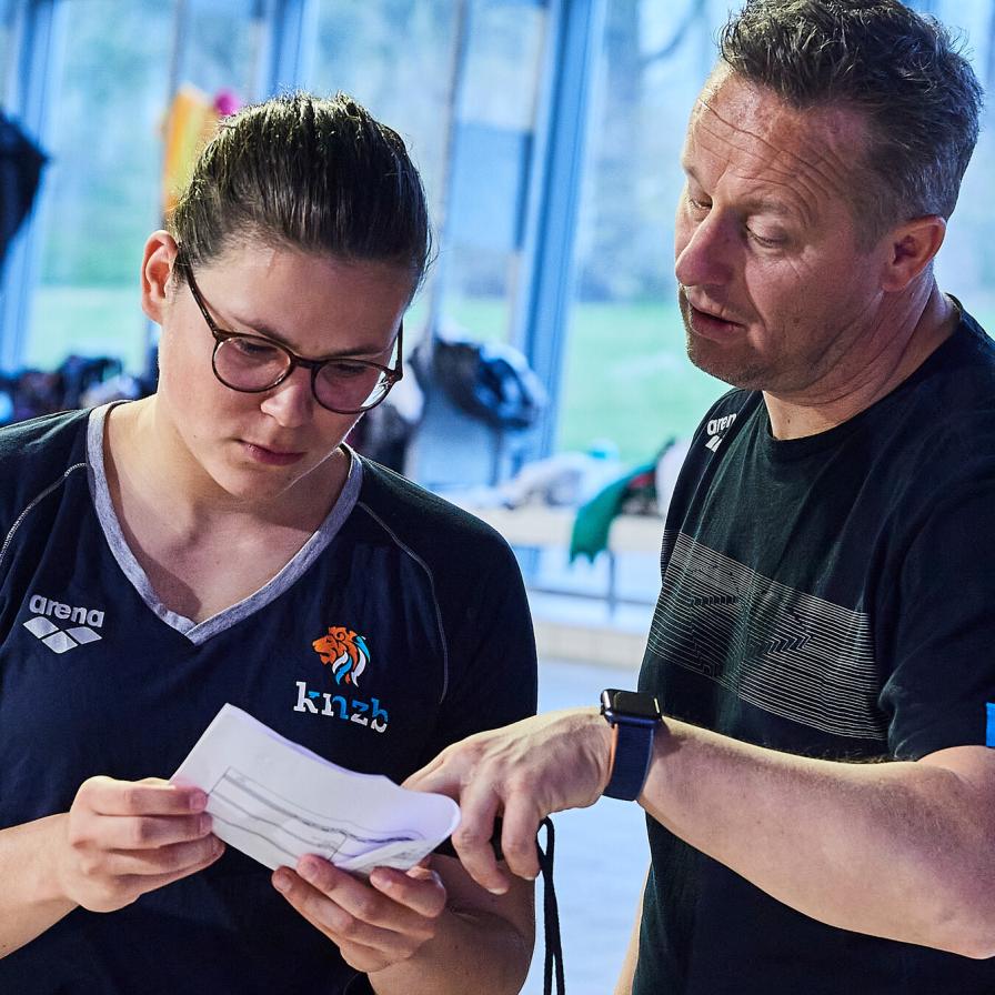 ad-sport-hva-trainers-in-overleg-zwembad.jpeg
