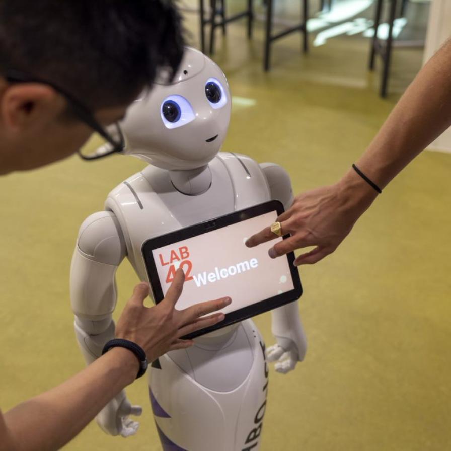 thumbnail_robot-and-student.jpg