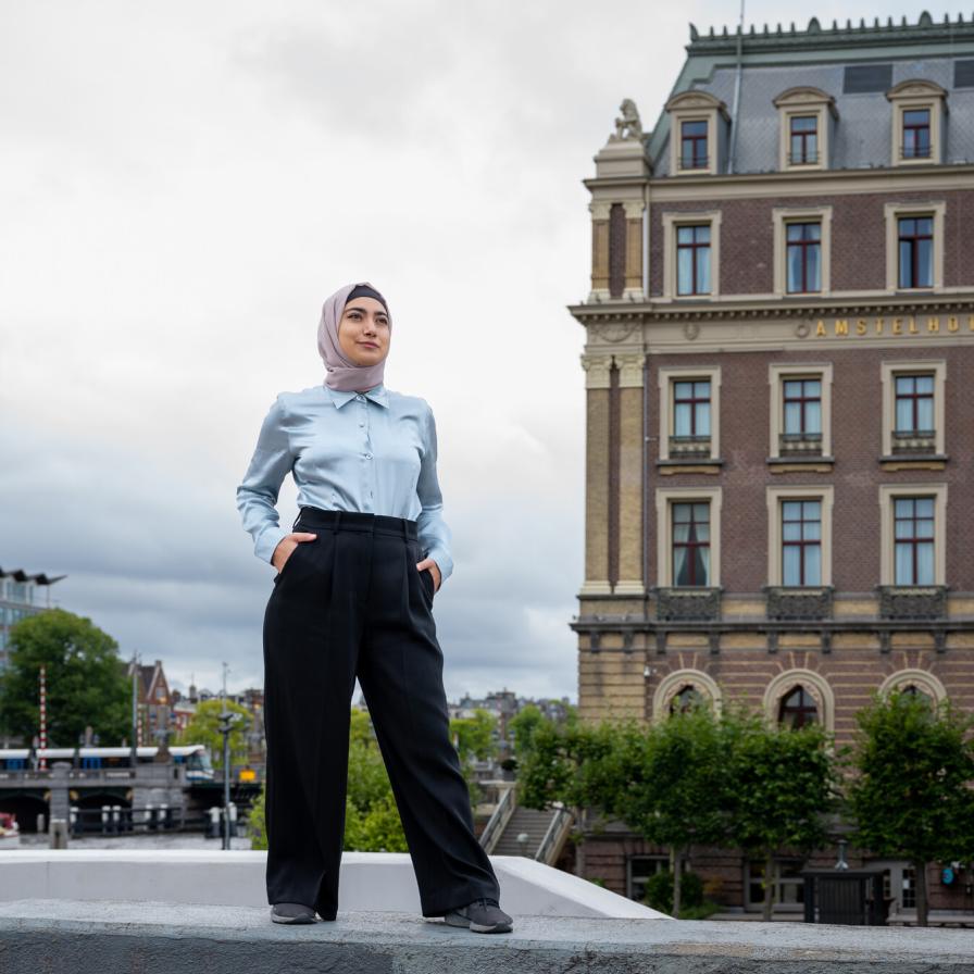 hr-arzu-honours-staand-handen-in-zakken.jpg
