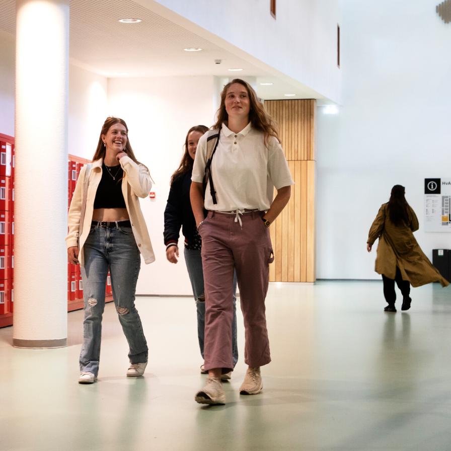 studenten-in-gang-p.jpg
