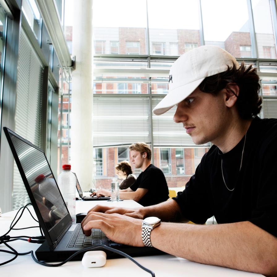 student-achter-laptop.jpg