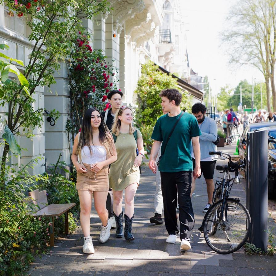 international-students-walking-in-amsterdam.jpg