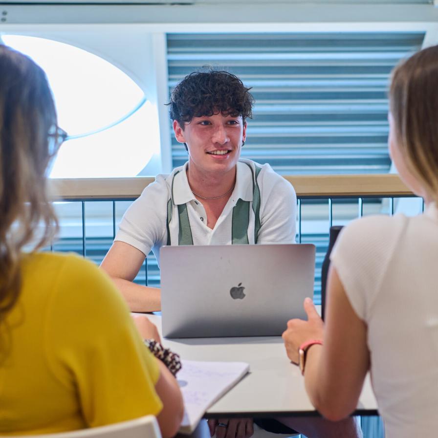 online-education-plaza-sport-studies-auas-portrait.jpeg