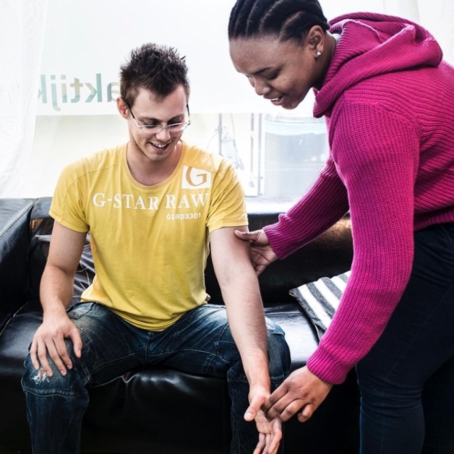 hoofdbeeld-oefentherapie-vrouw-met-client-portrait.jpg