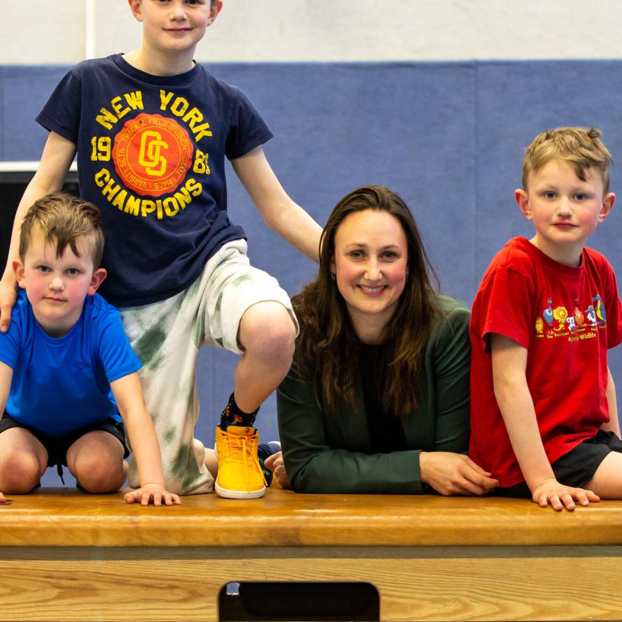 mirka-janssen-in-gymzaal-lectorale-rede-bewegen-in-en-om-school.jpg