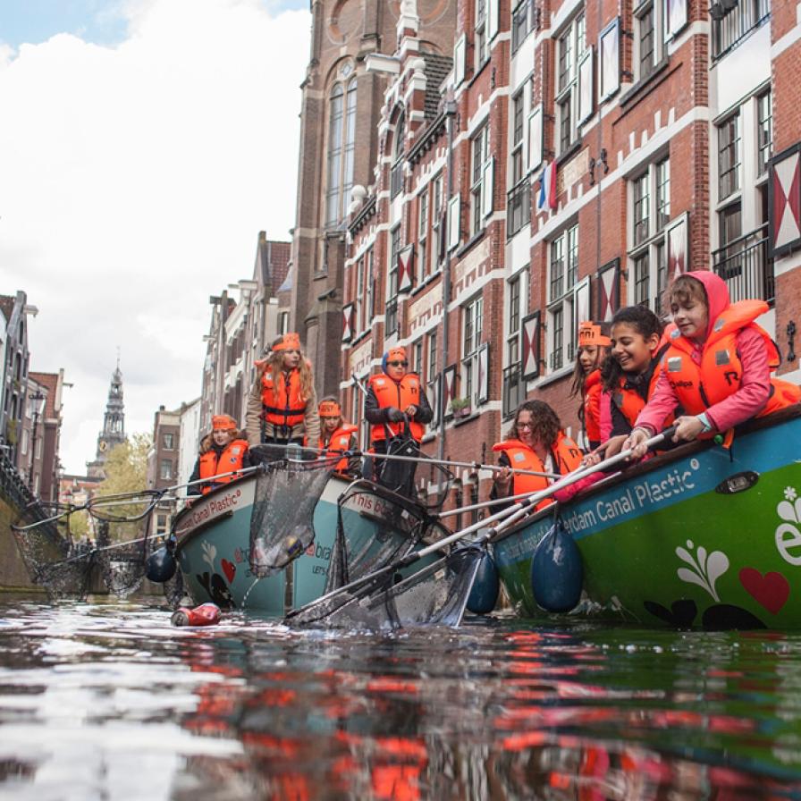 pds-plastic-vissen-uit-gracht-potrait.jpg