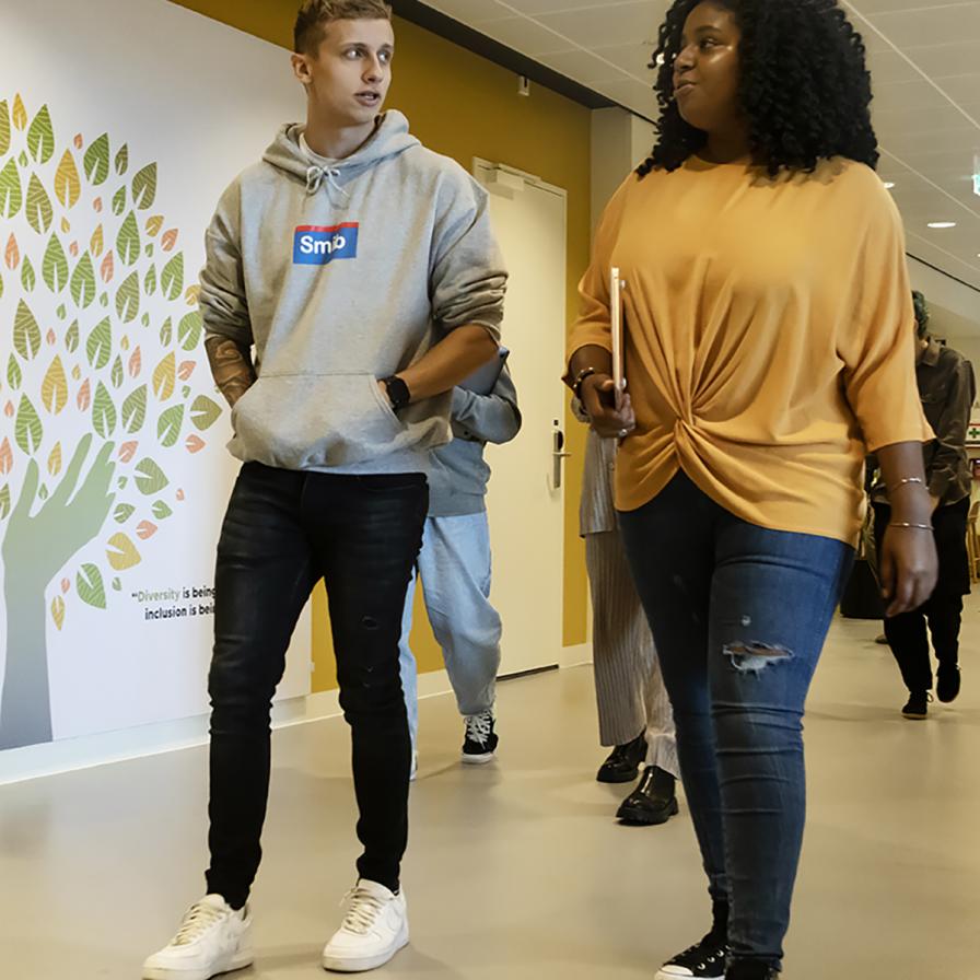 social-work-2-studenten-lopen-in-de-gang-3.jpg