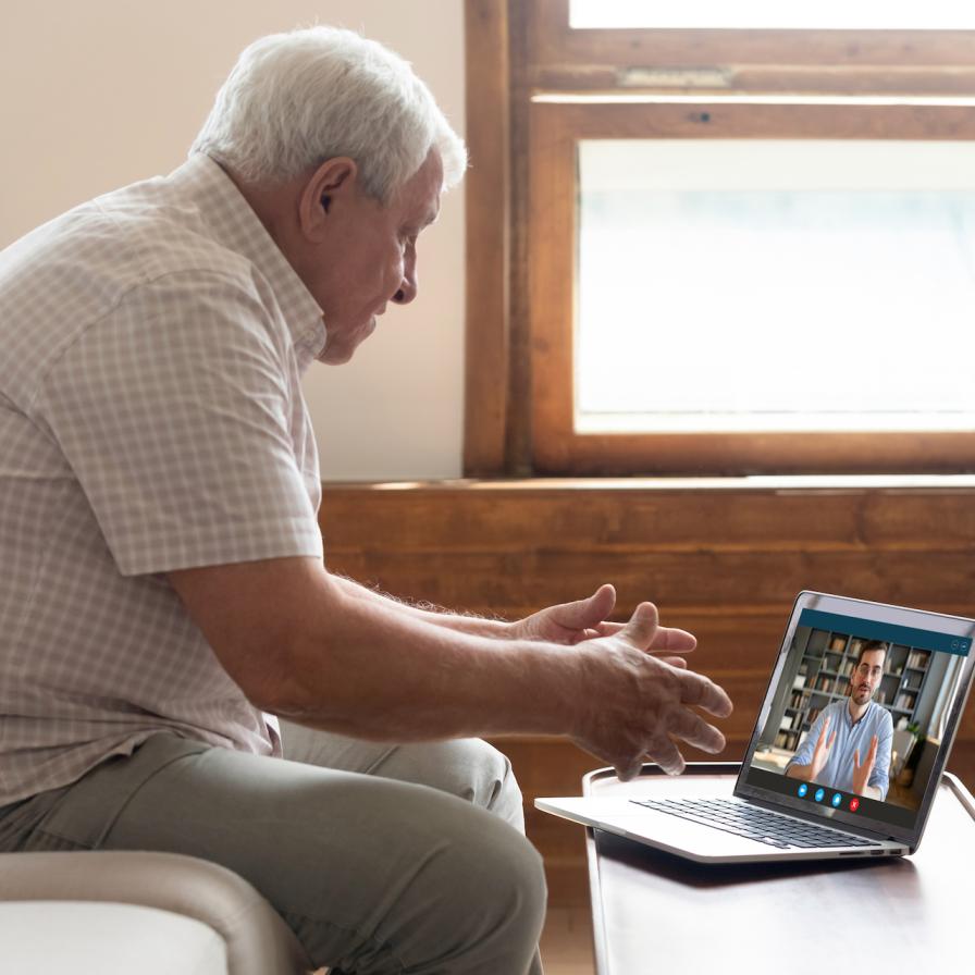 oudere-man-achter-laptop.jpg