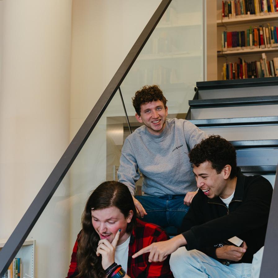 2024-lrml-studenten-zittend-met-boeken-in-bibliotheek.jpg