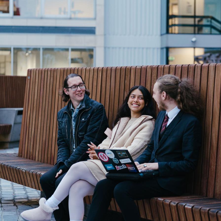 lren-dt-2025-studenten-zittend-op-kohnstammhof.jpg