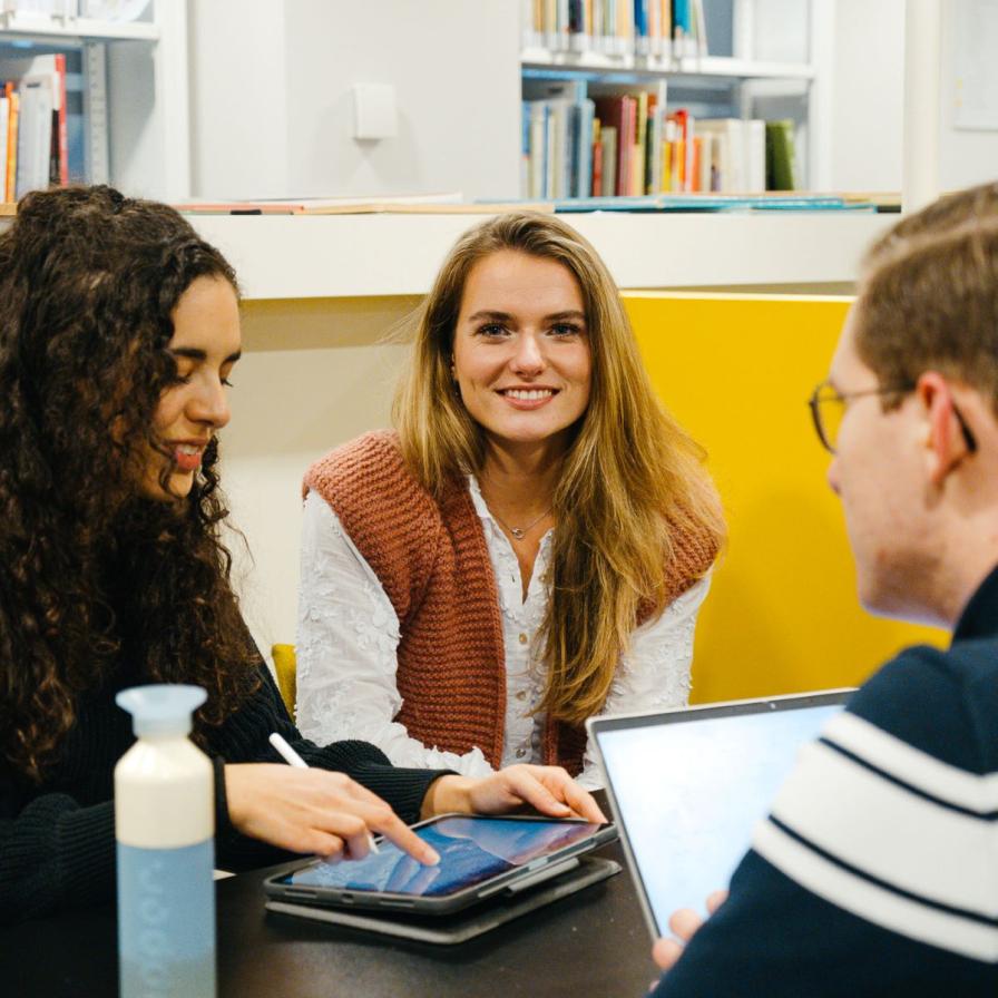 lrwk-2025-studenten-in-bibliotheek.jpg