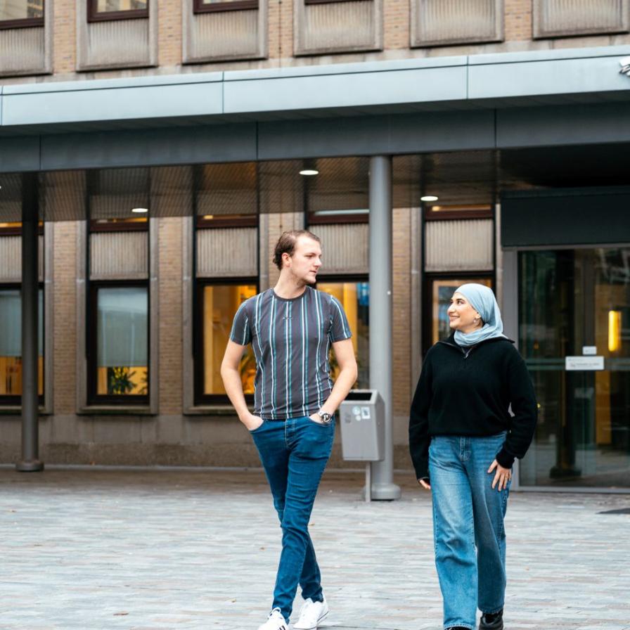 pabo-hva-2025---studenten-wandelend-op-kohnstammhof.jpg