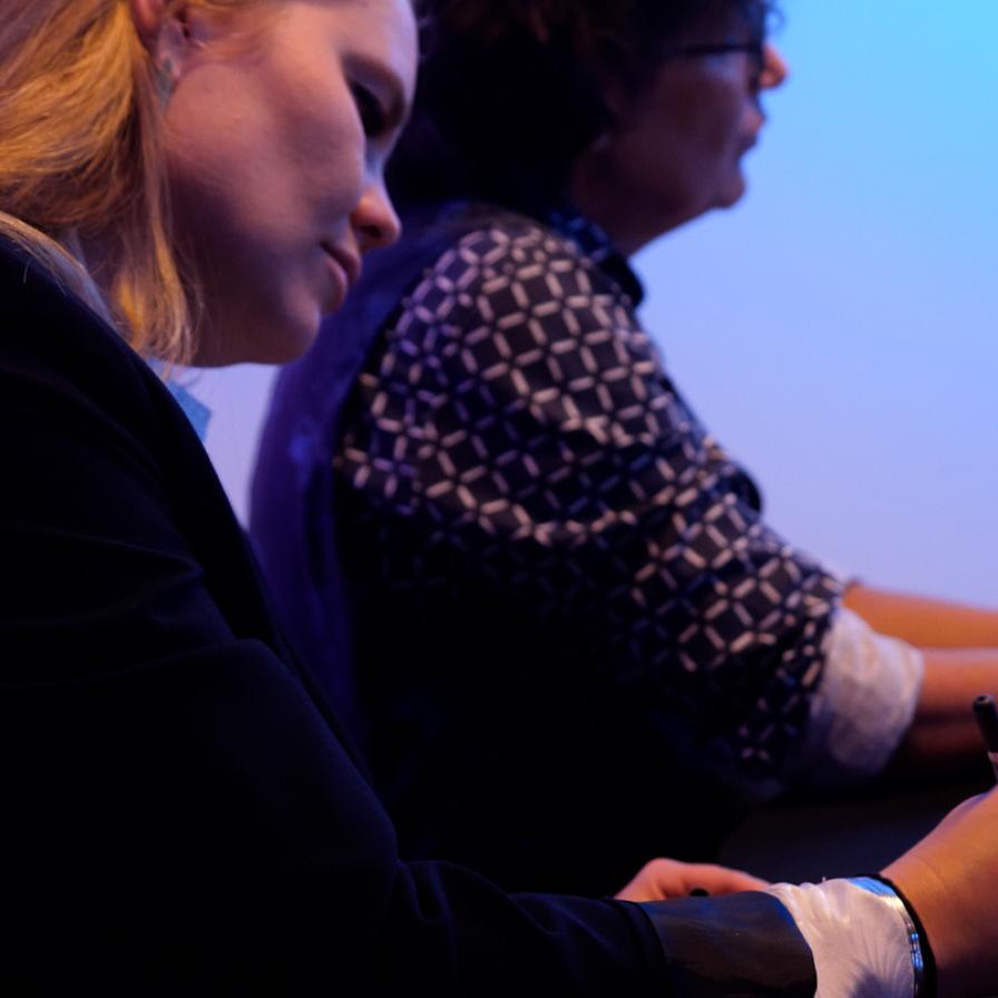 fiona-dragstra-en-nanda-piersma_event-datawerkers-ai_floor_foto-maartje-moerbeek_staand.jpg