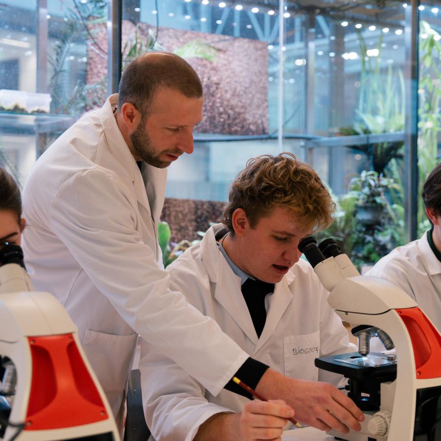 Docent en student tijdens practicum