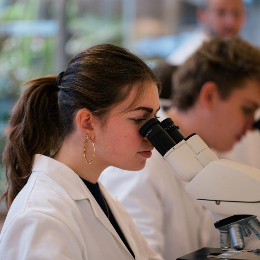 Leraar Biologie student met microscoop