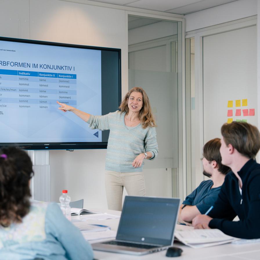 Leraar Duits deeltijd docent geeft les