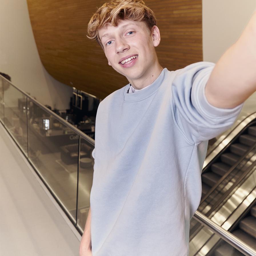 Student maakt selfie in het Wibauthuis