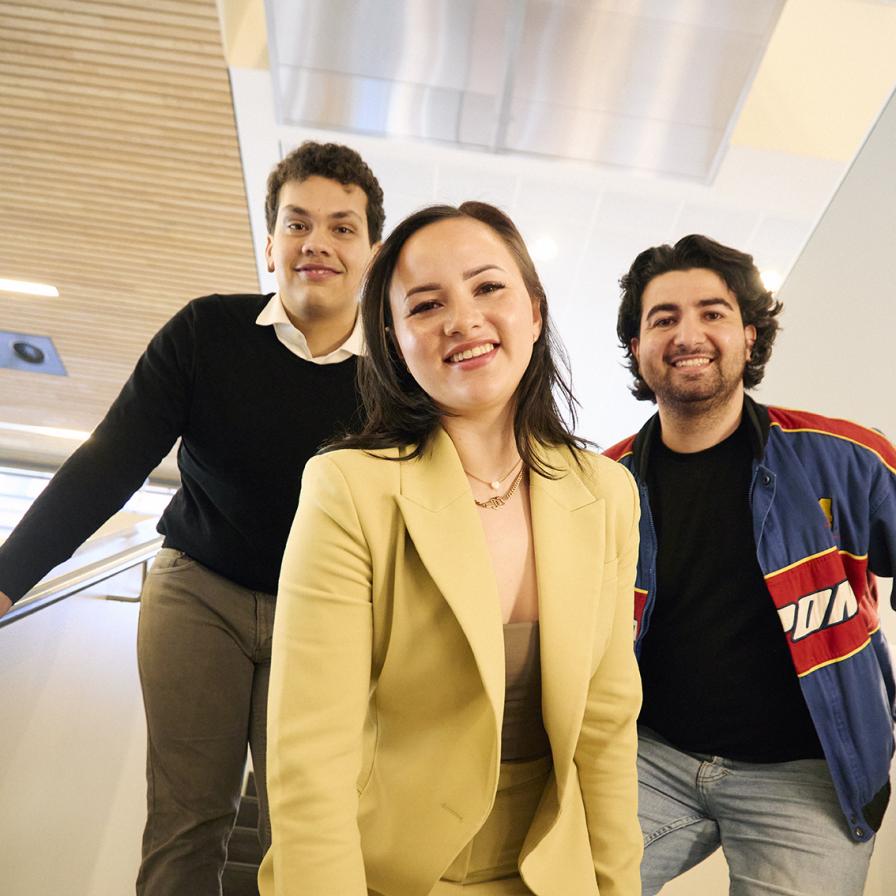 Drie HvA masterstudenten op de trap in het Wibauthuis