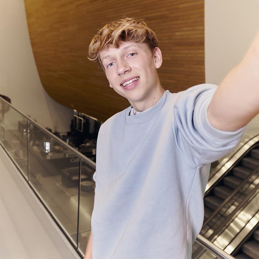 Student maakt selfie in het Wibauthuis