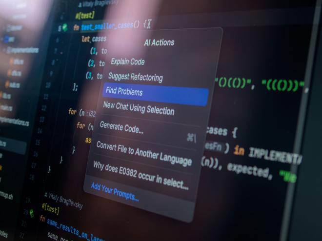 Scherm met code-editor en AI-acties zoals ‘Find Problems’; illustratie van hoe het HvA-lectoraat Responsible IT onderzoekt hoe ontwikkelaars AI verantwoord inzetten.