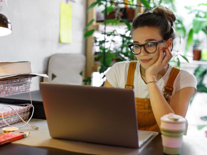 Vrouw werkt op computer