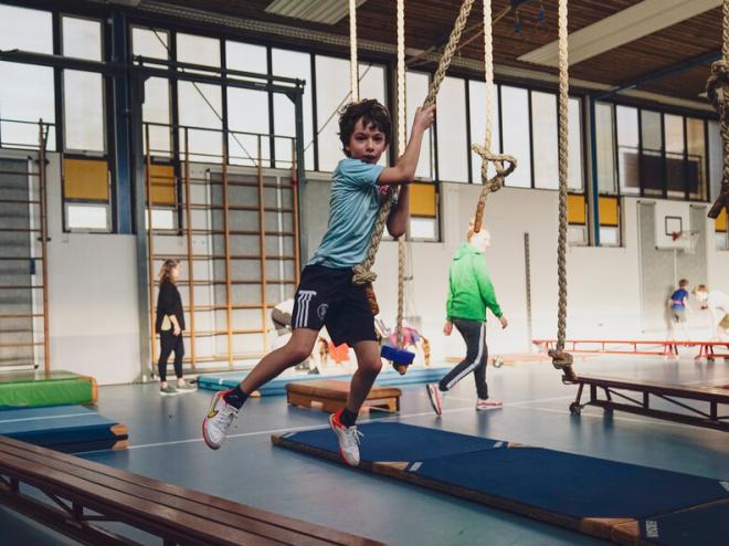 glimlach-kind-in-touwen-gymzaal-hva.jpeg