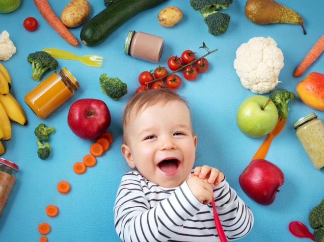 baby-liggend-tussen-fruit-en-groente.jpg