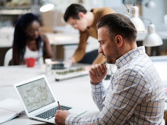 man-achter-bureau-shutterstock.jpg