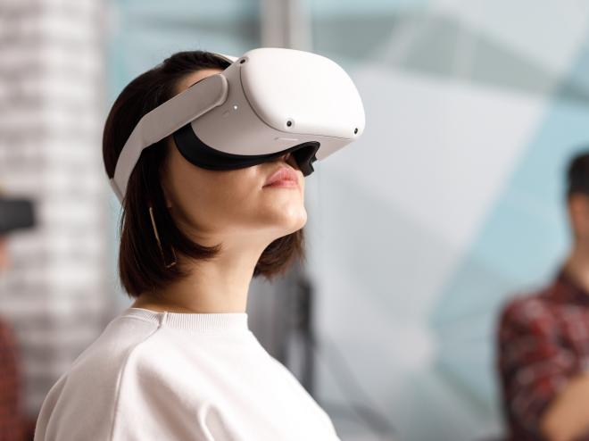 vrouw-met-vr-bril-op-hoofd.jpg