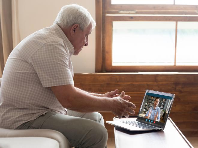 oudere-man-achter-laptop.jpg