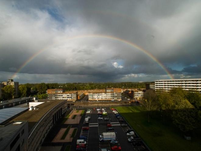 regenboog-in-de-bijlmer-door-hans-mooren.-oktober-2008.jpg